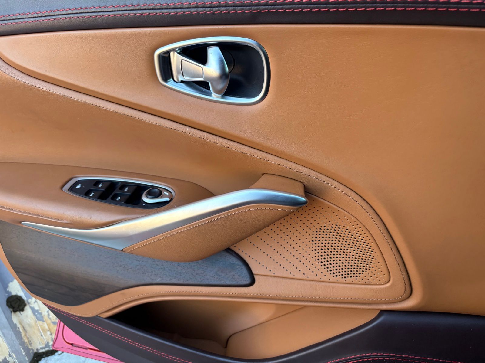 2021 Aston Martin DBX thumbnail 35