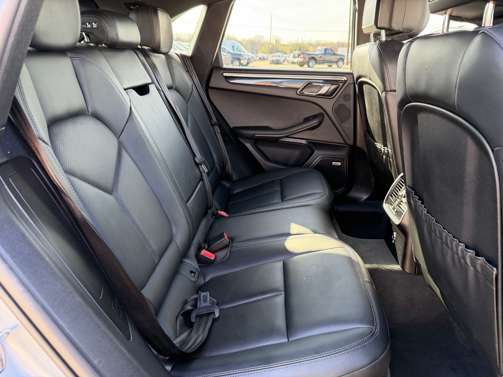 2020 Porsche Macan thumbnail 24