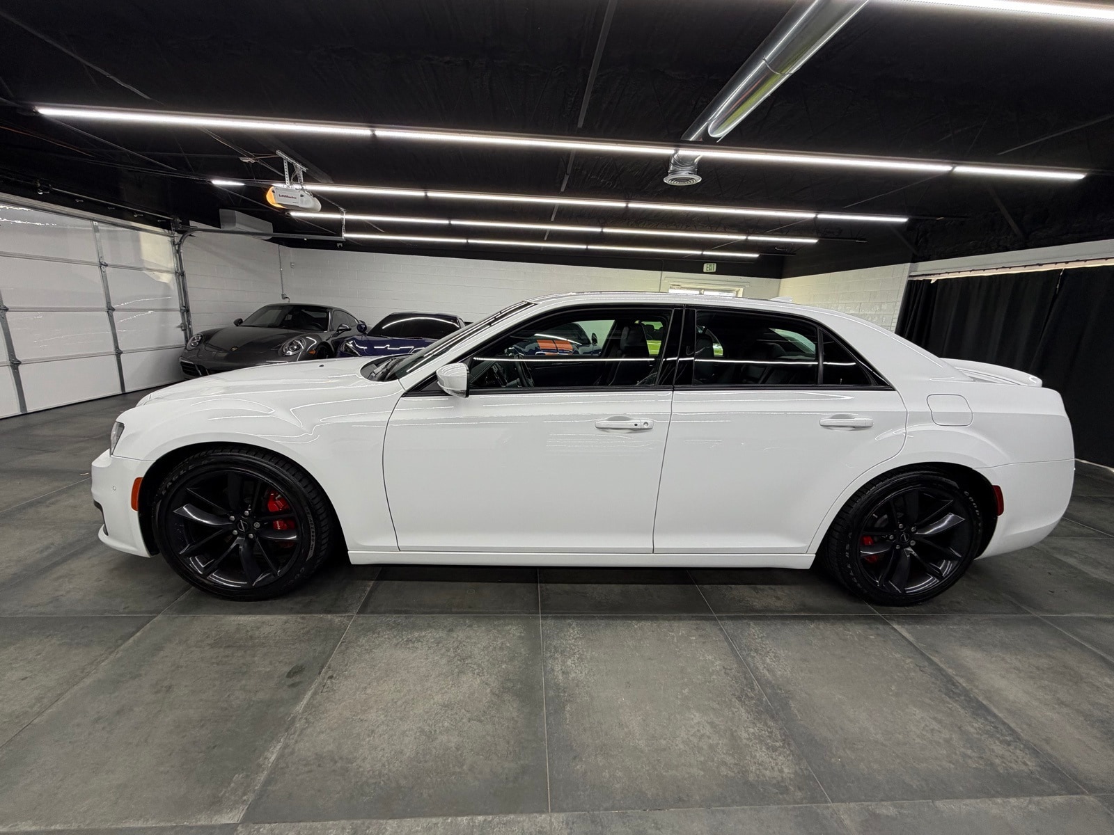 2023 Chrysler 300 C photo 3