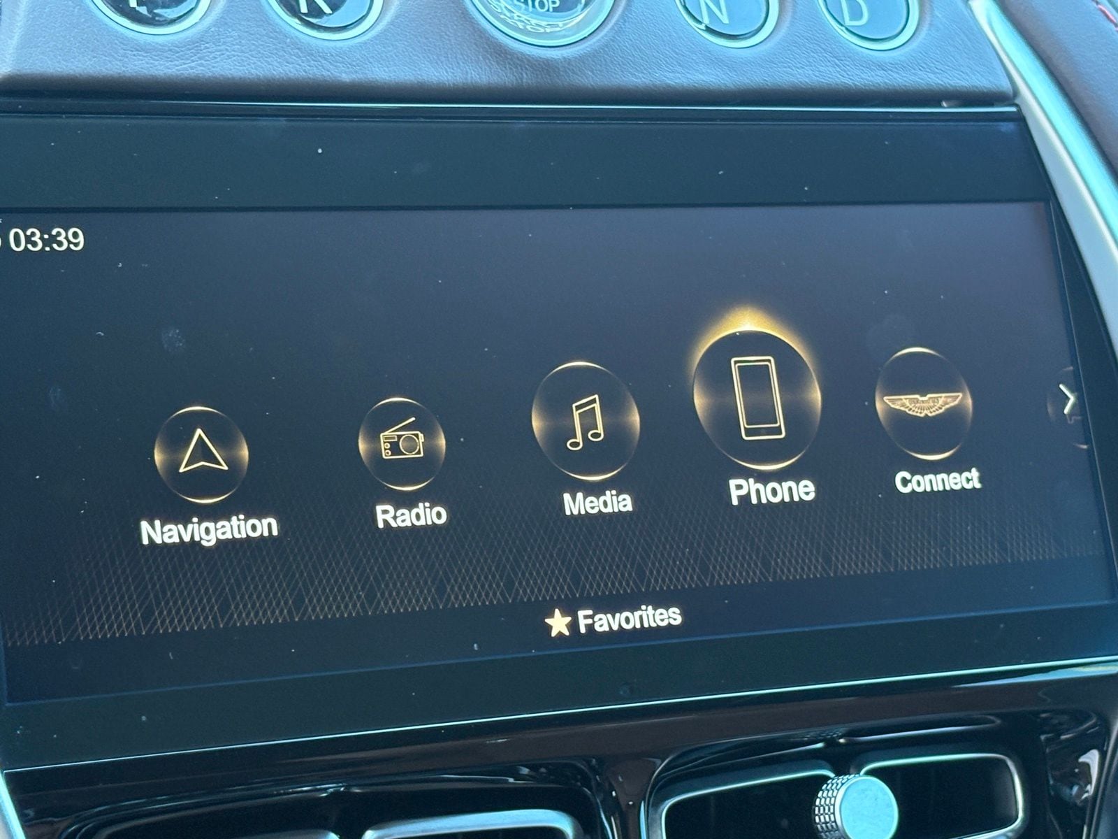 2021 Aston Martin DBX thumbnail 32