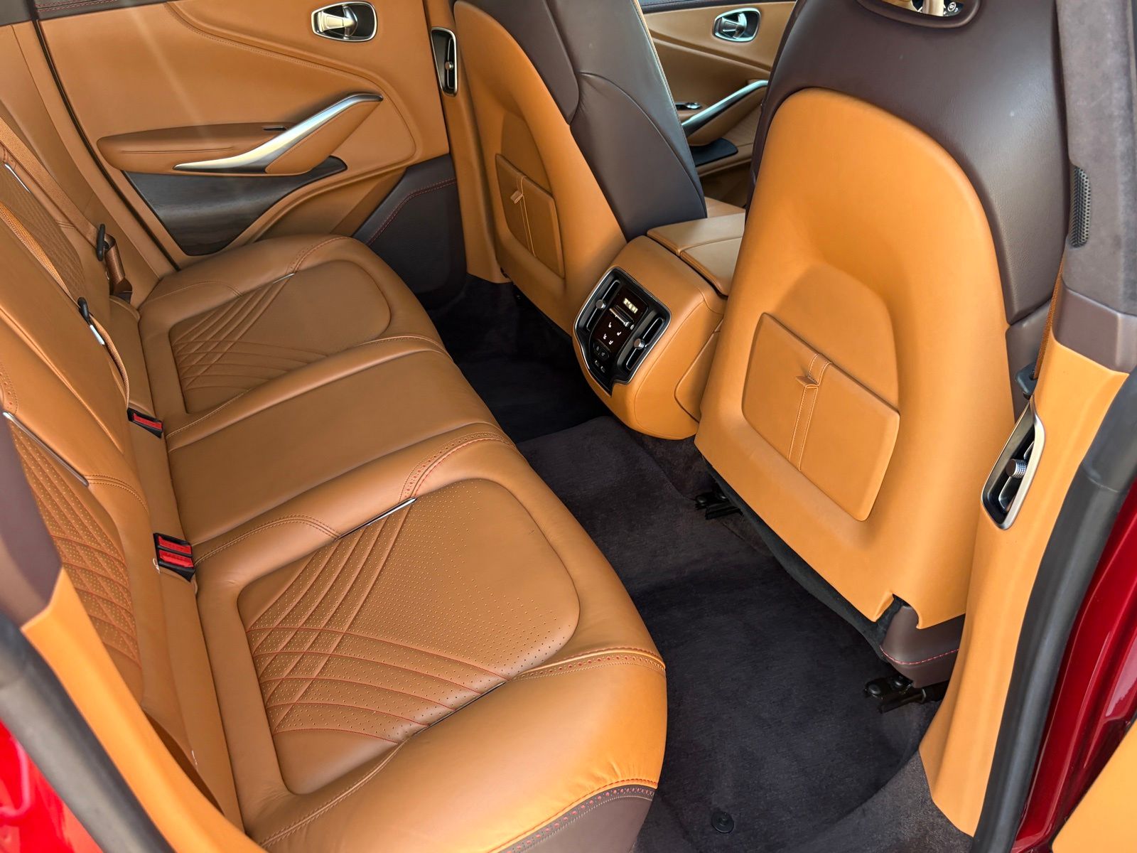 2021 Aston Martin DBX thumbnail 43