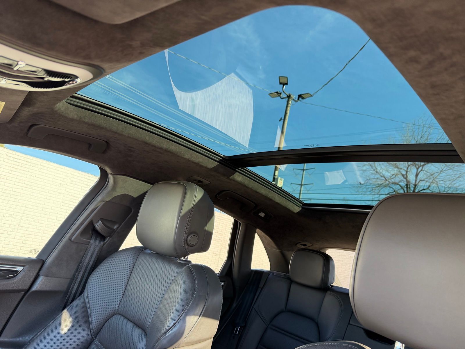 2021 Porsche Macan thumbnail 27