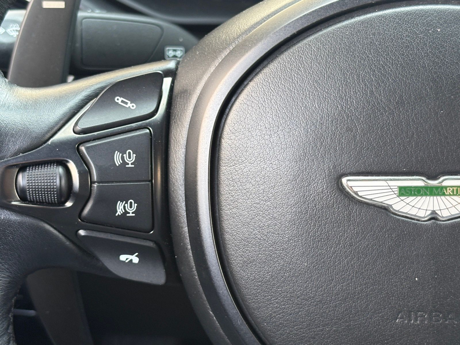 2019 Aston Martin Vantage thumbnail 17