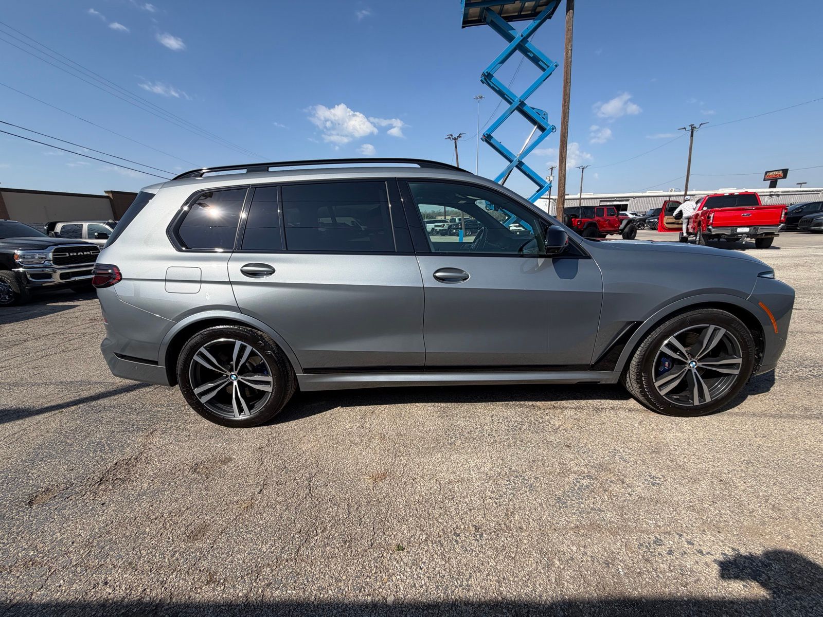 2023 BMW X7 thumbnail 9