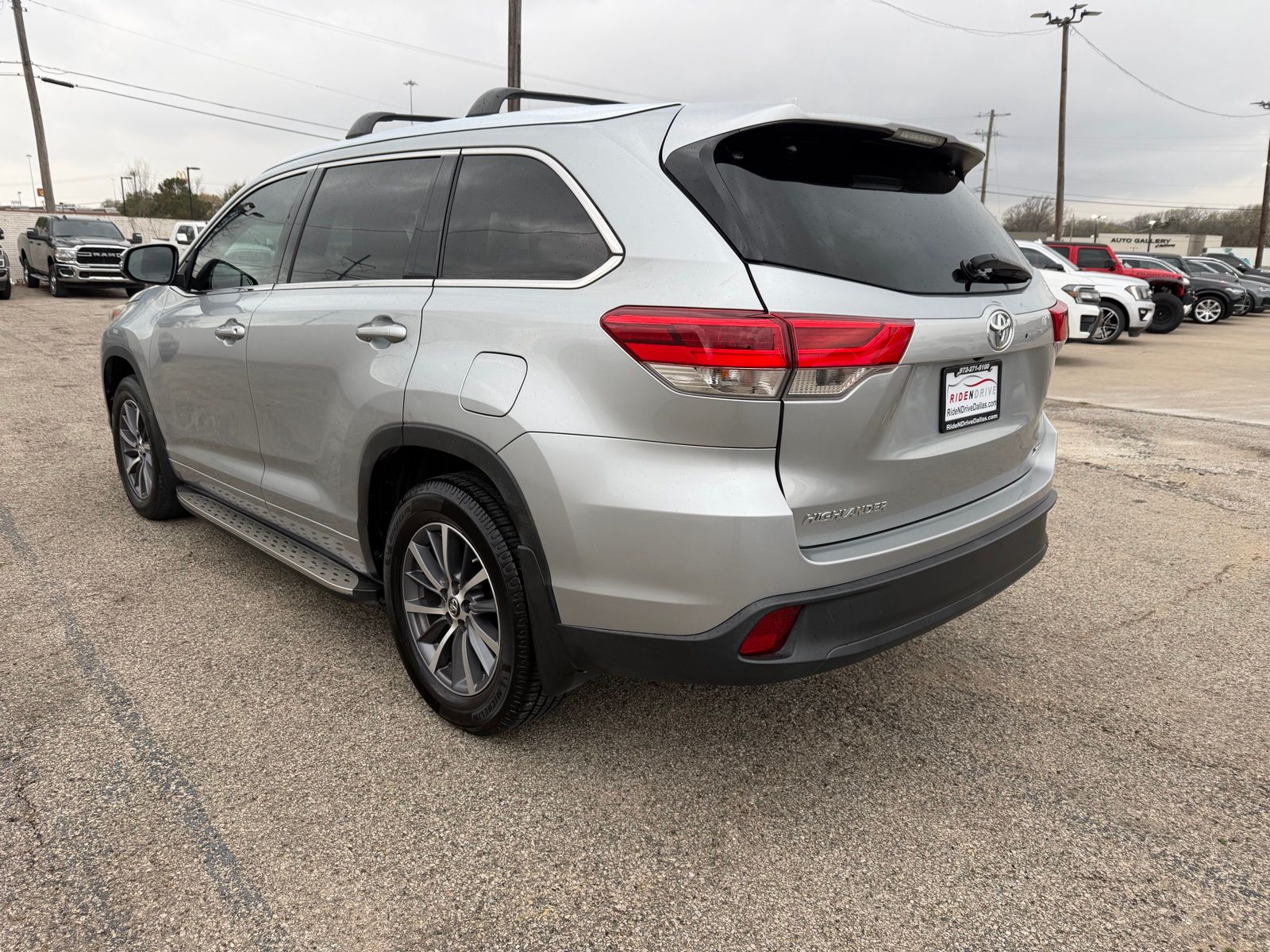 2017 Toyota Highlander thumbnail 5