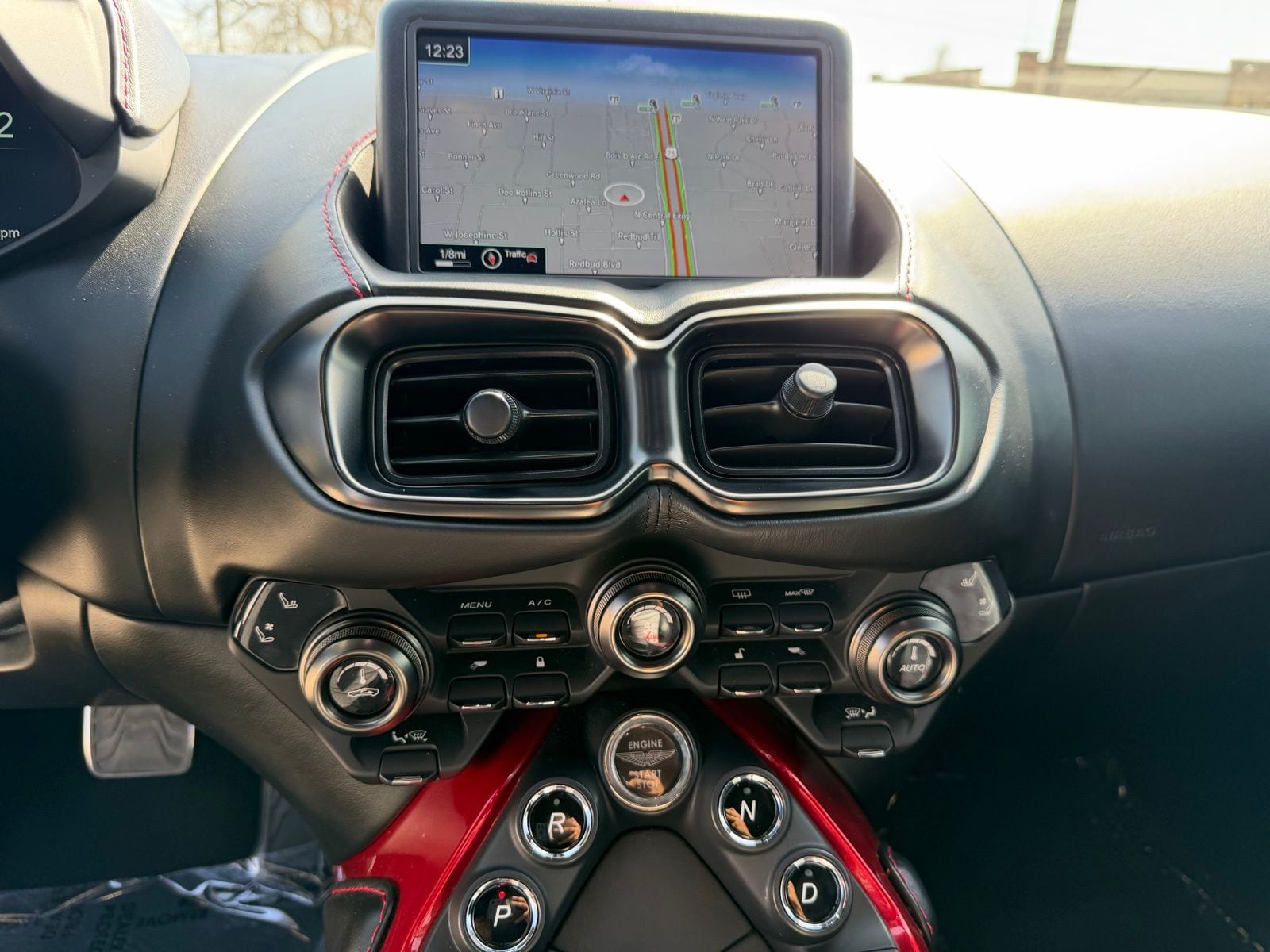 2019 Aston Martin Vantage thumbnail 16