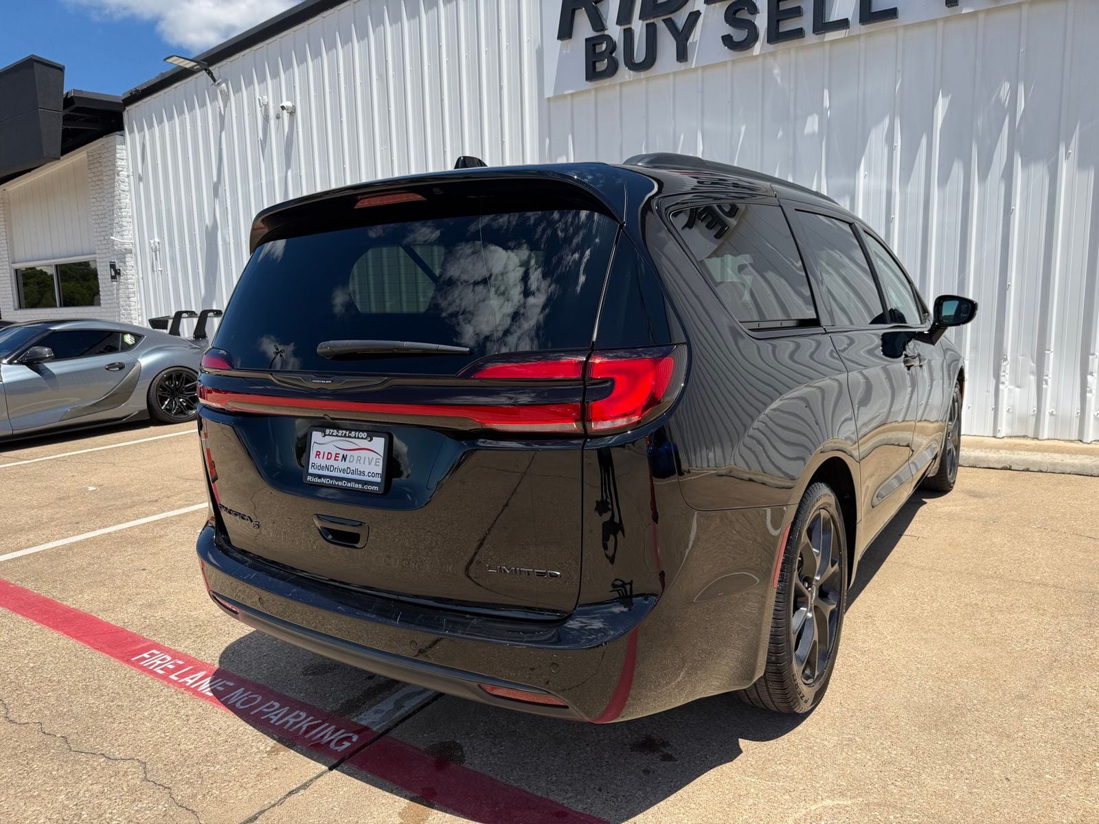 2025 Chrysler Pacifica Limited - Photo 6