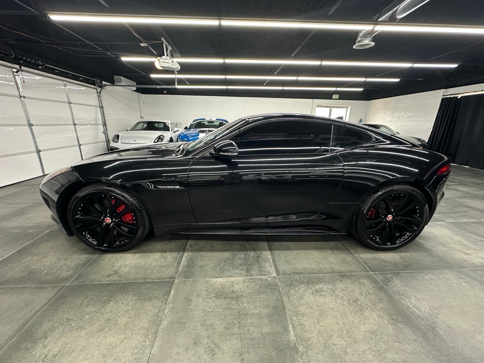 2015 Jaguar F-TYPE R photo 3
