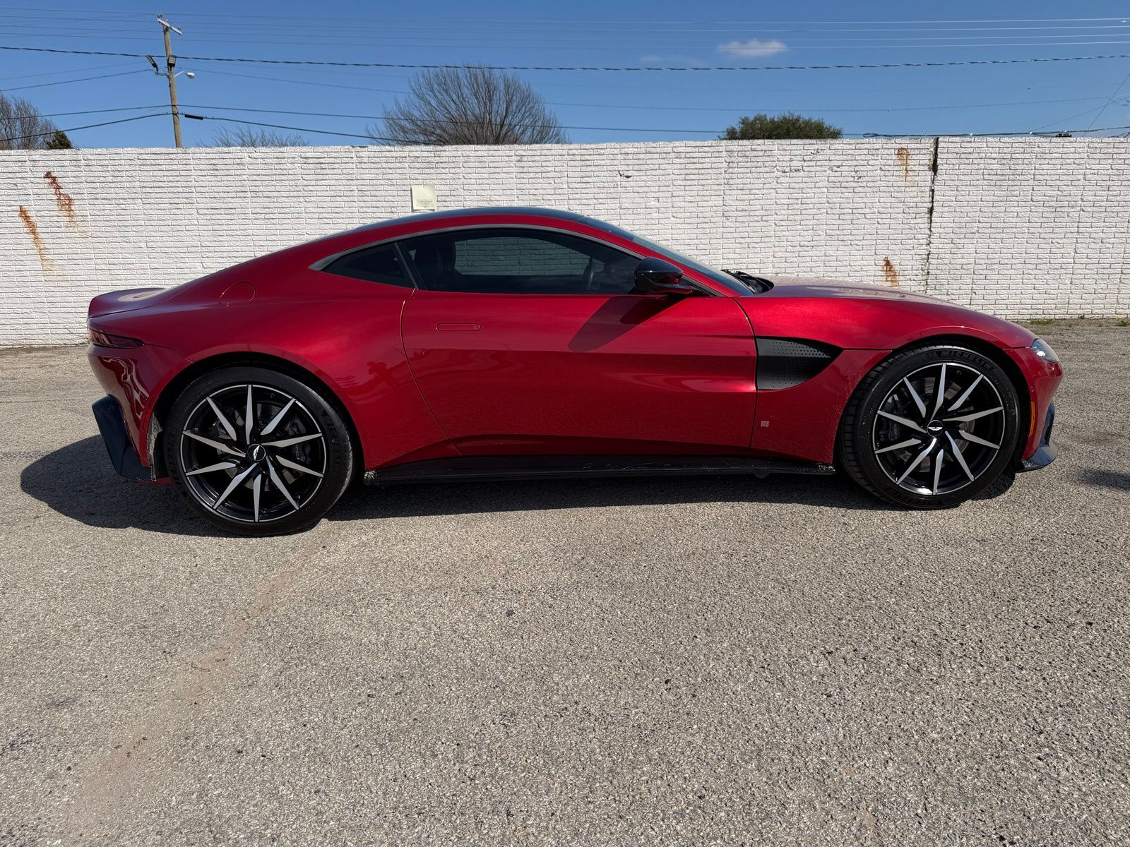 2019 Aston Martin Vantage thumbnail 9