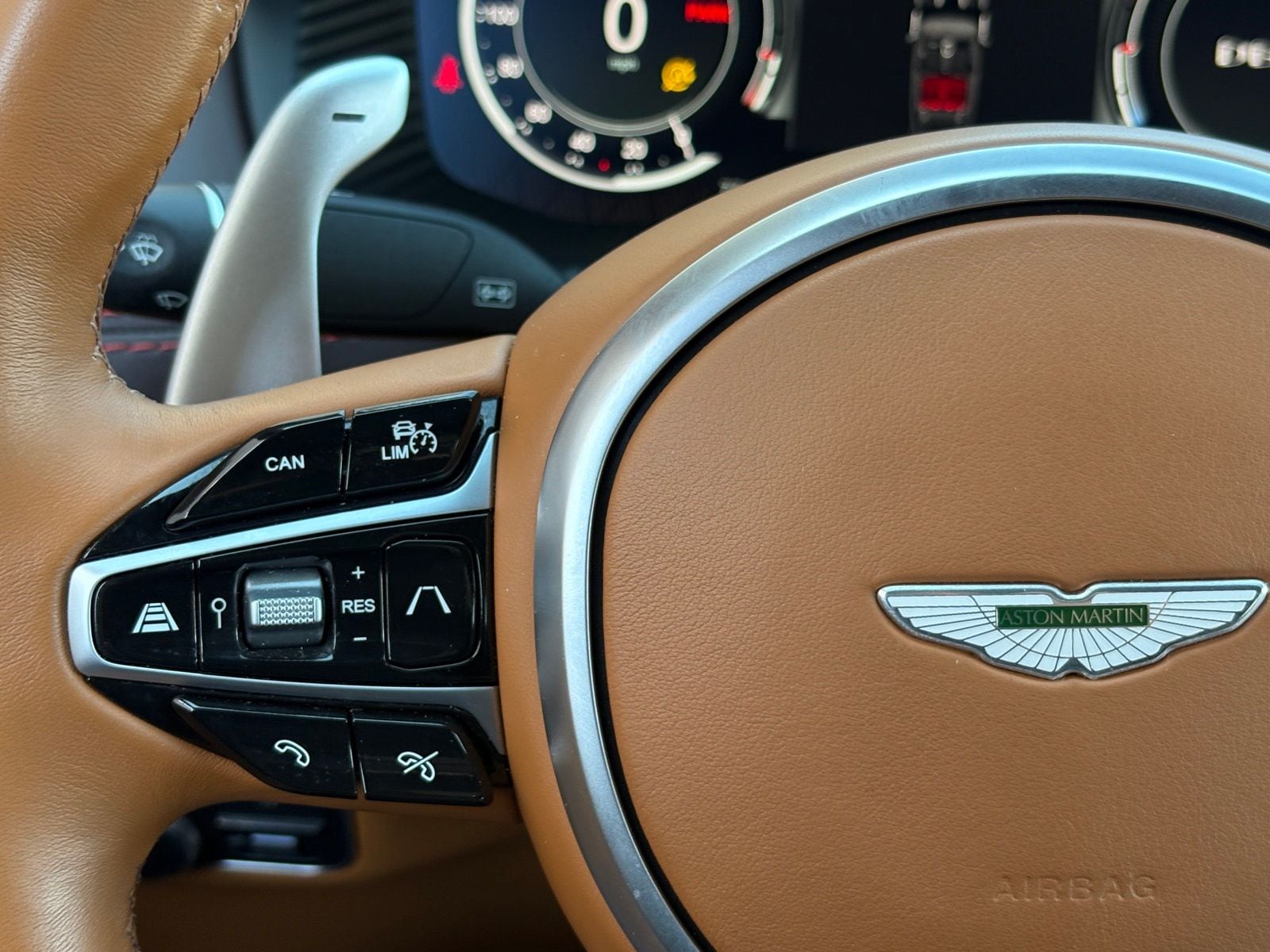 2021 Aston Martin DBX thumbnail 18