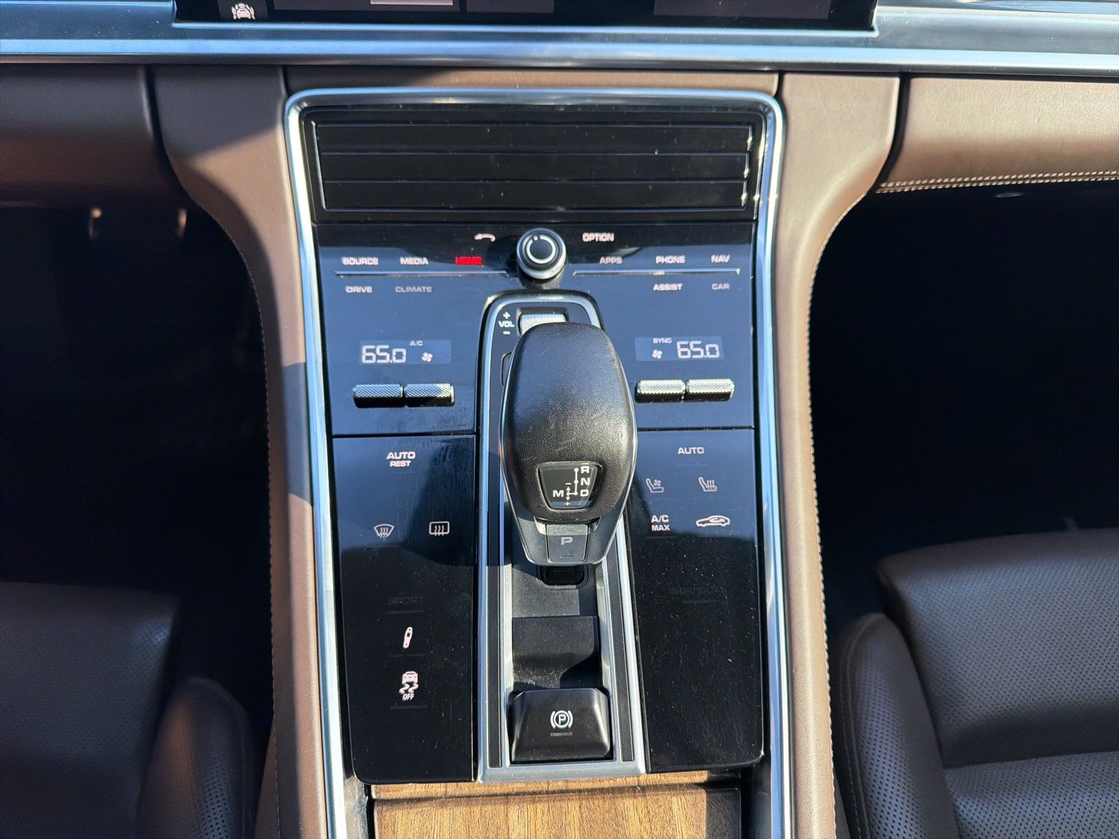 2017 Porsche Panamera thumbnail 16