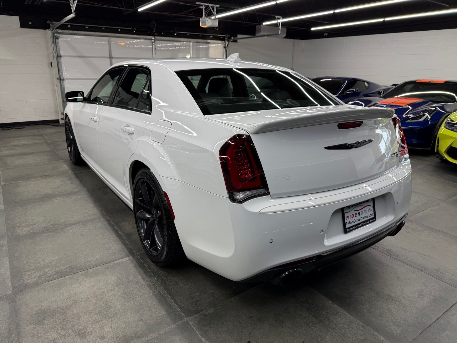 2023 Chrysler 300 C photo 4