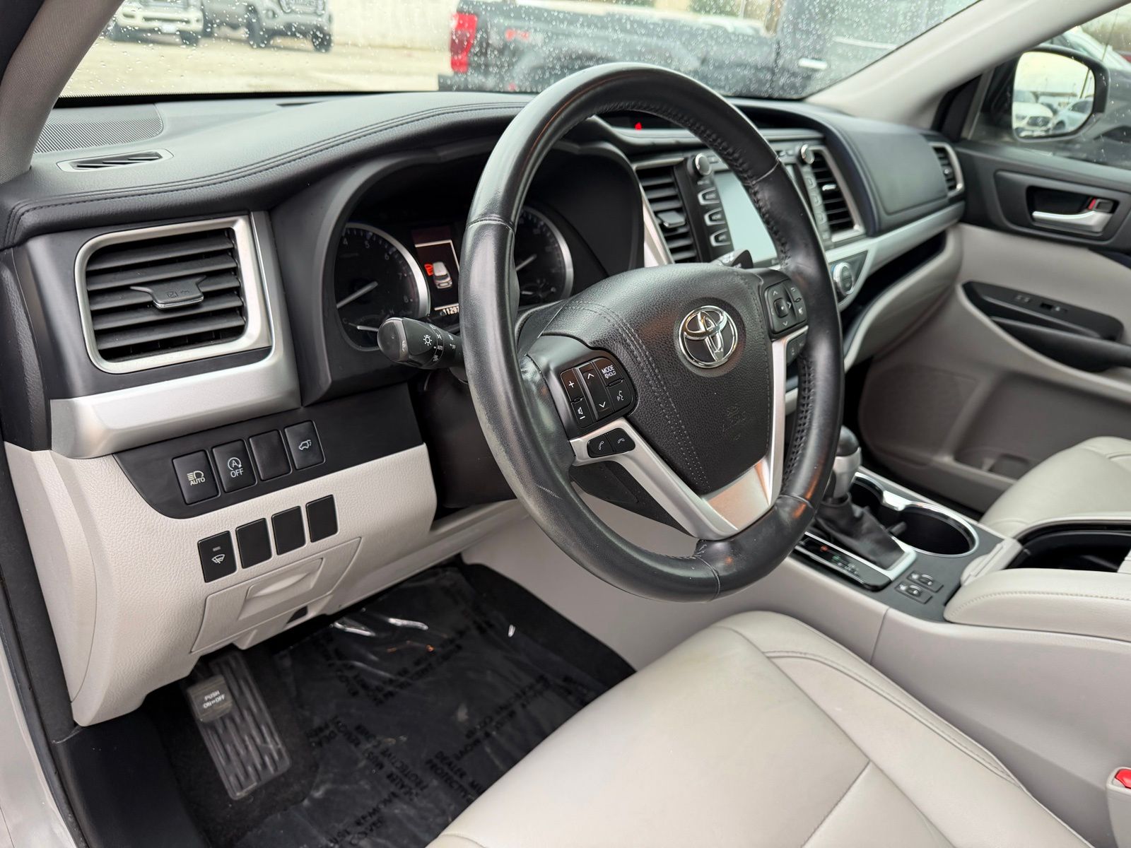 2017 Toyota Highlander thumbnail 17