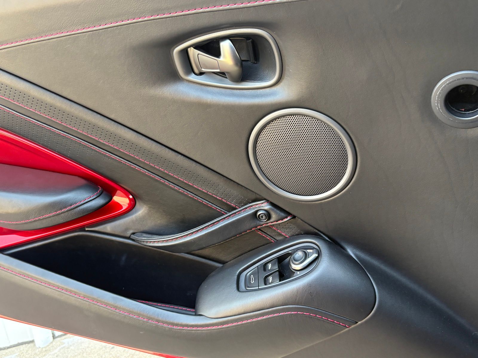2019 Aston Martin Vantage thumbnail 30