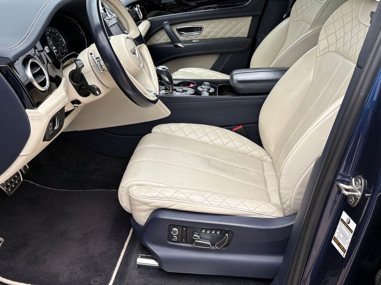 2019 Bentley Bentayga thumbnail 36