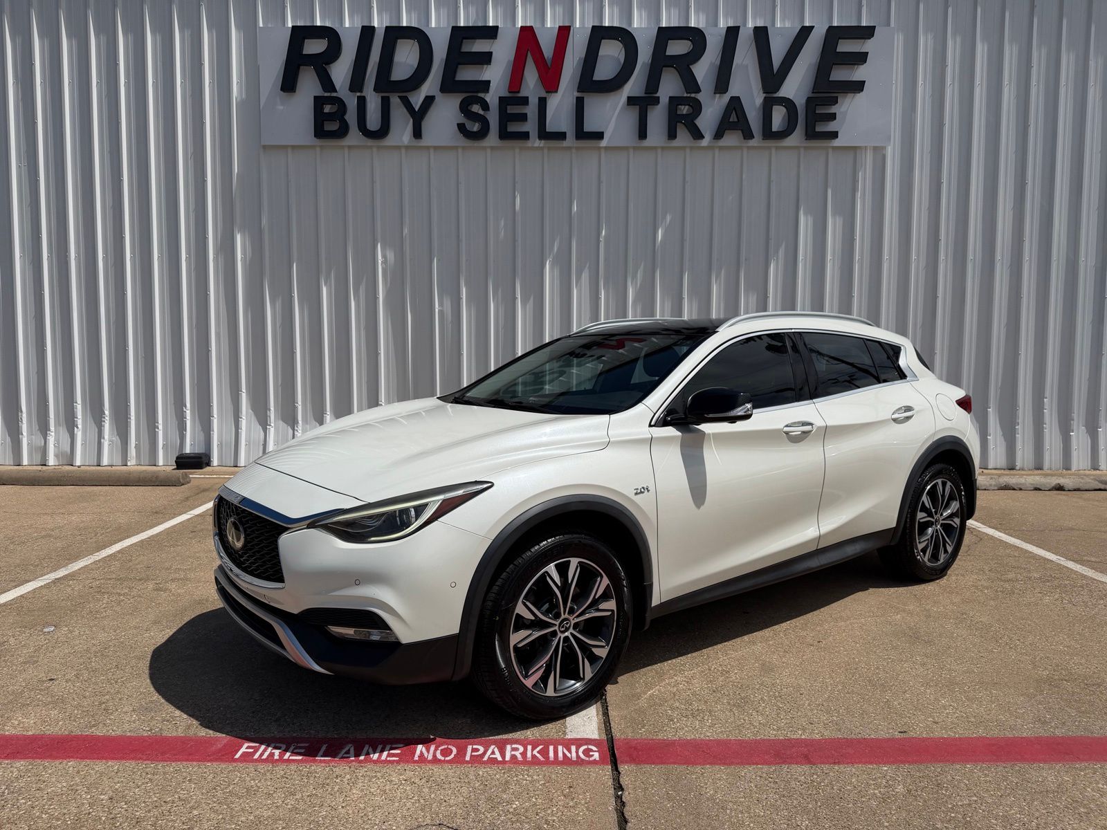 2019 INFINITI QX30 Essential's photo
