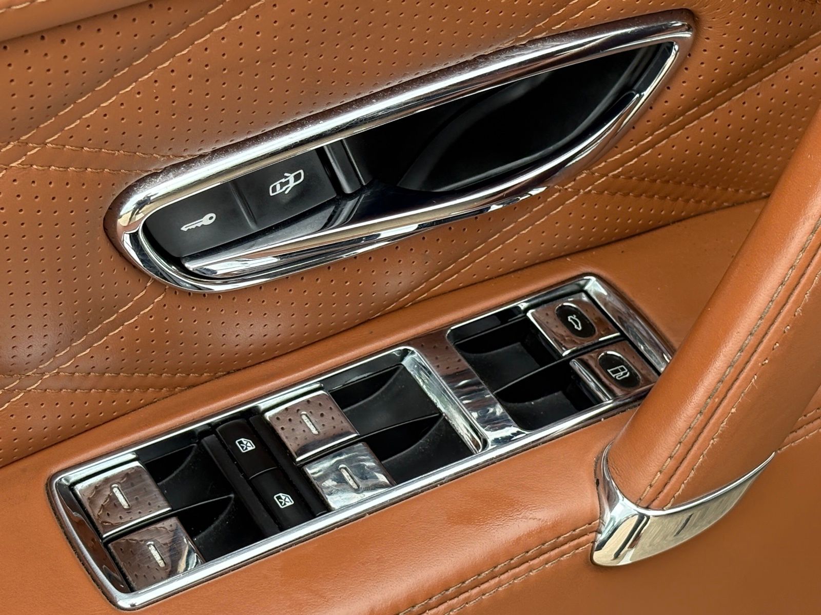 2016 Bentley Flying Spur thumbnail 32