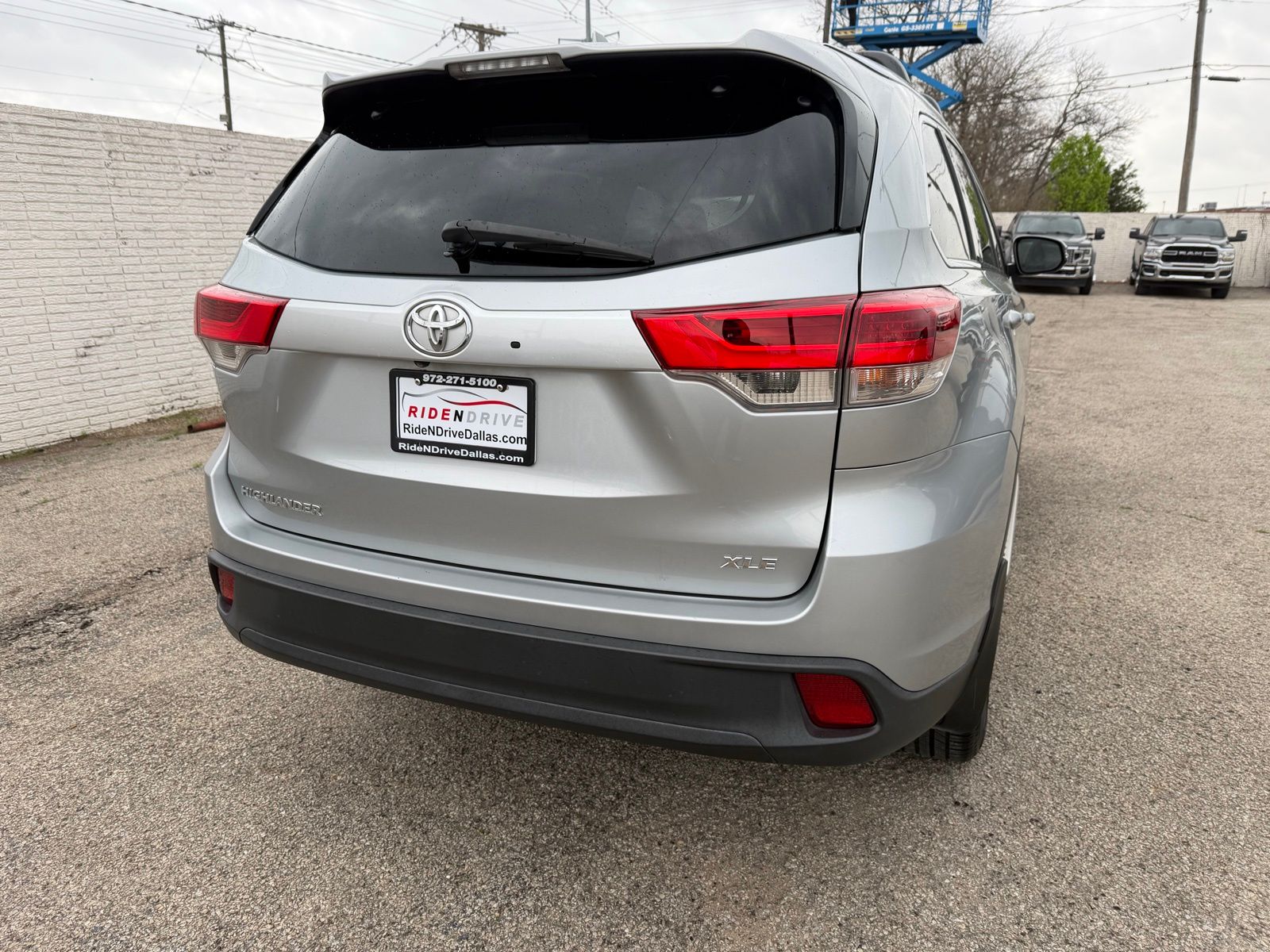 2017 Toyota Highlander thumbnail 6