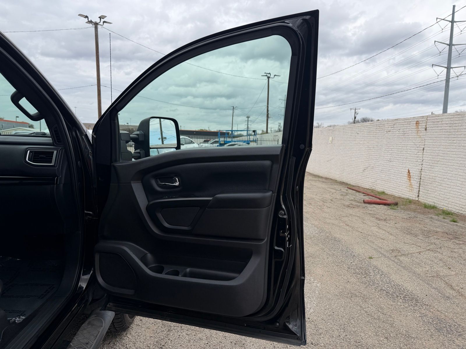 2018 Nissan Titan XD thumbnail 25