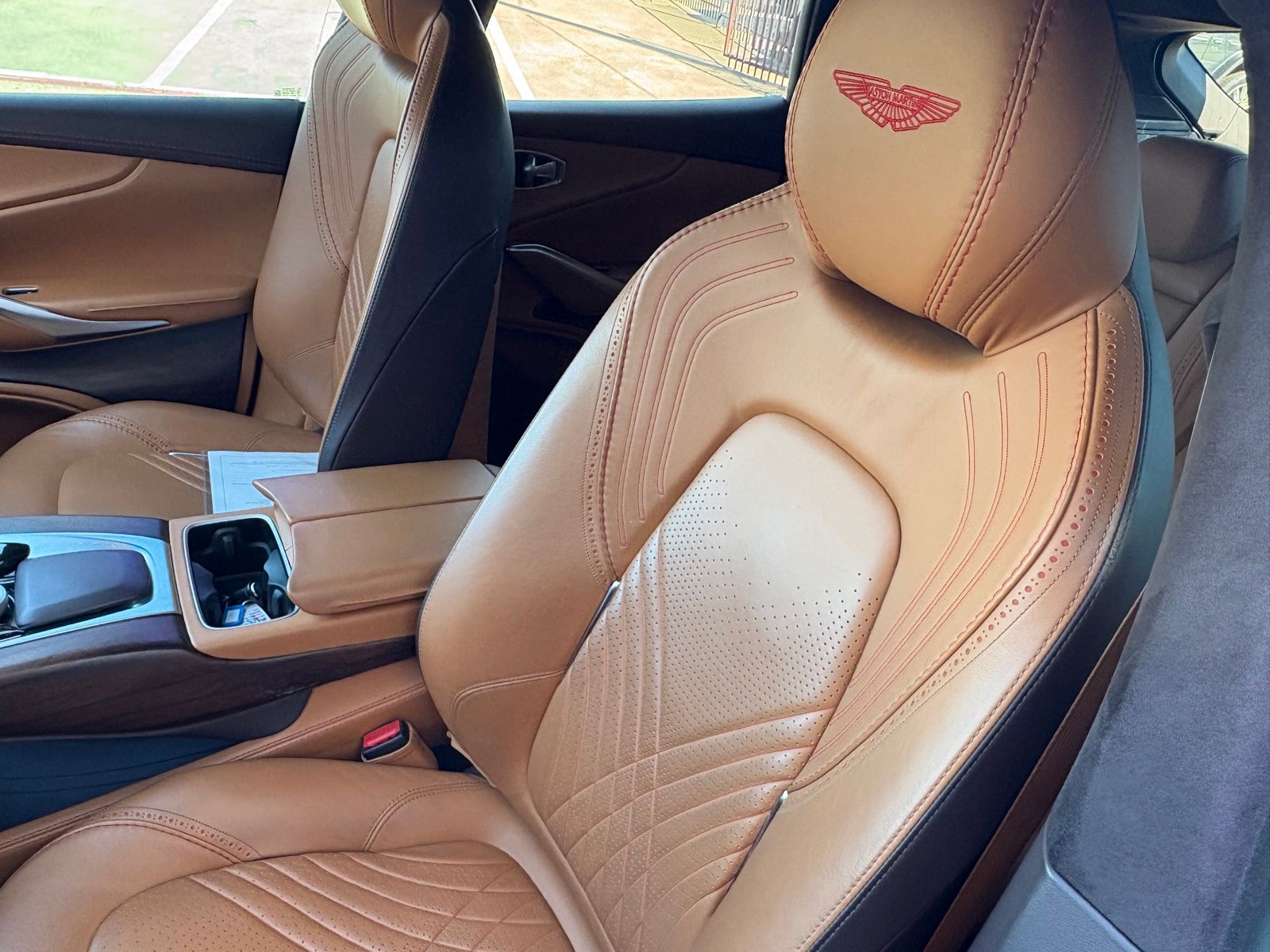 2021 Aston Martin DBX thumbnail 37