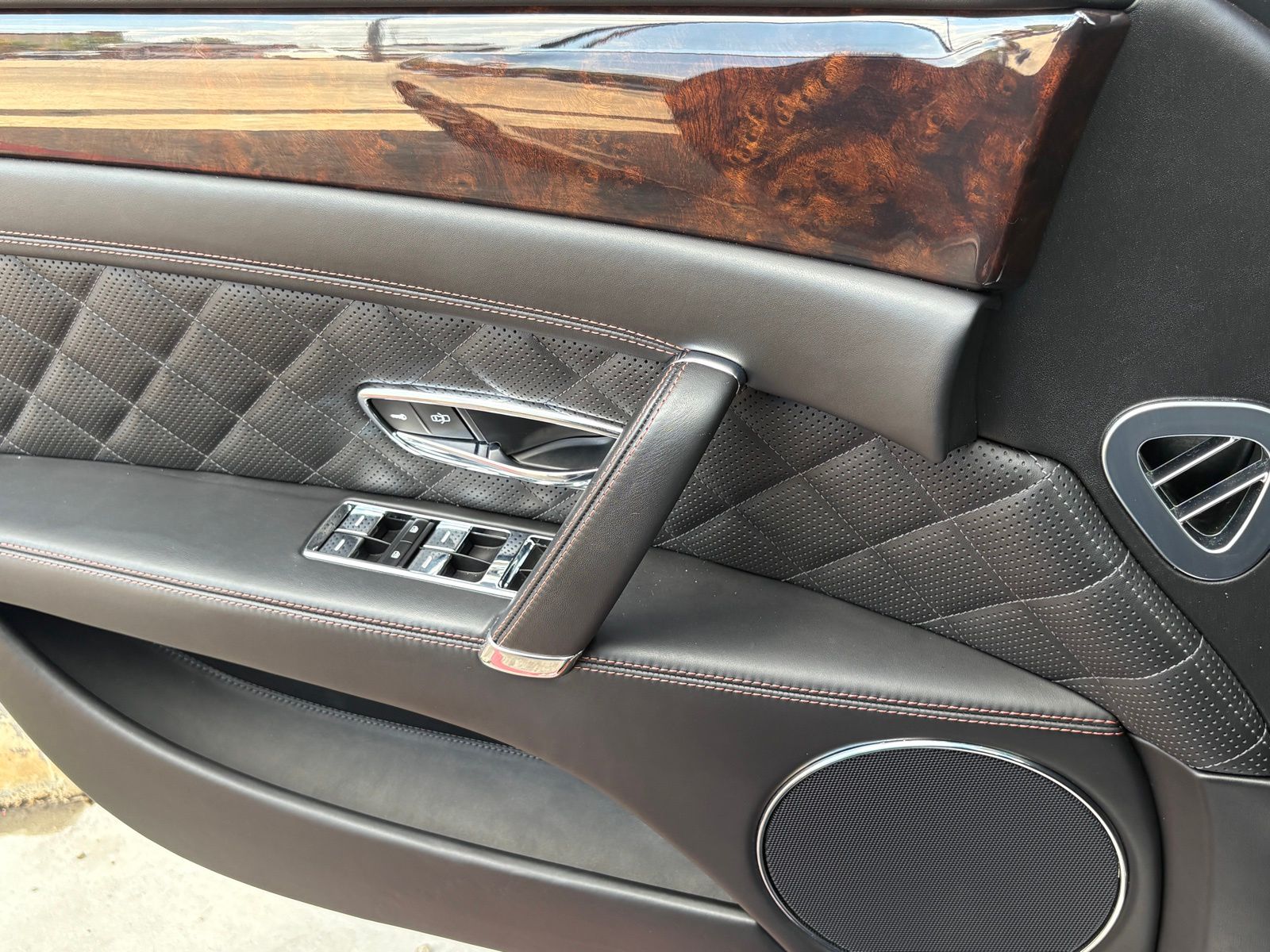 2018 Bentley Flying Spur thumbnail 31
