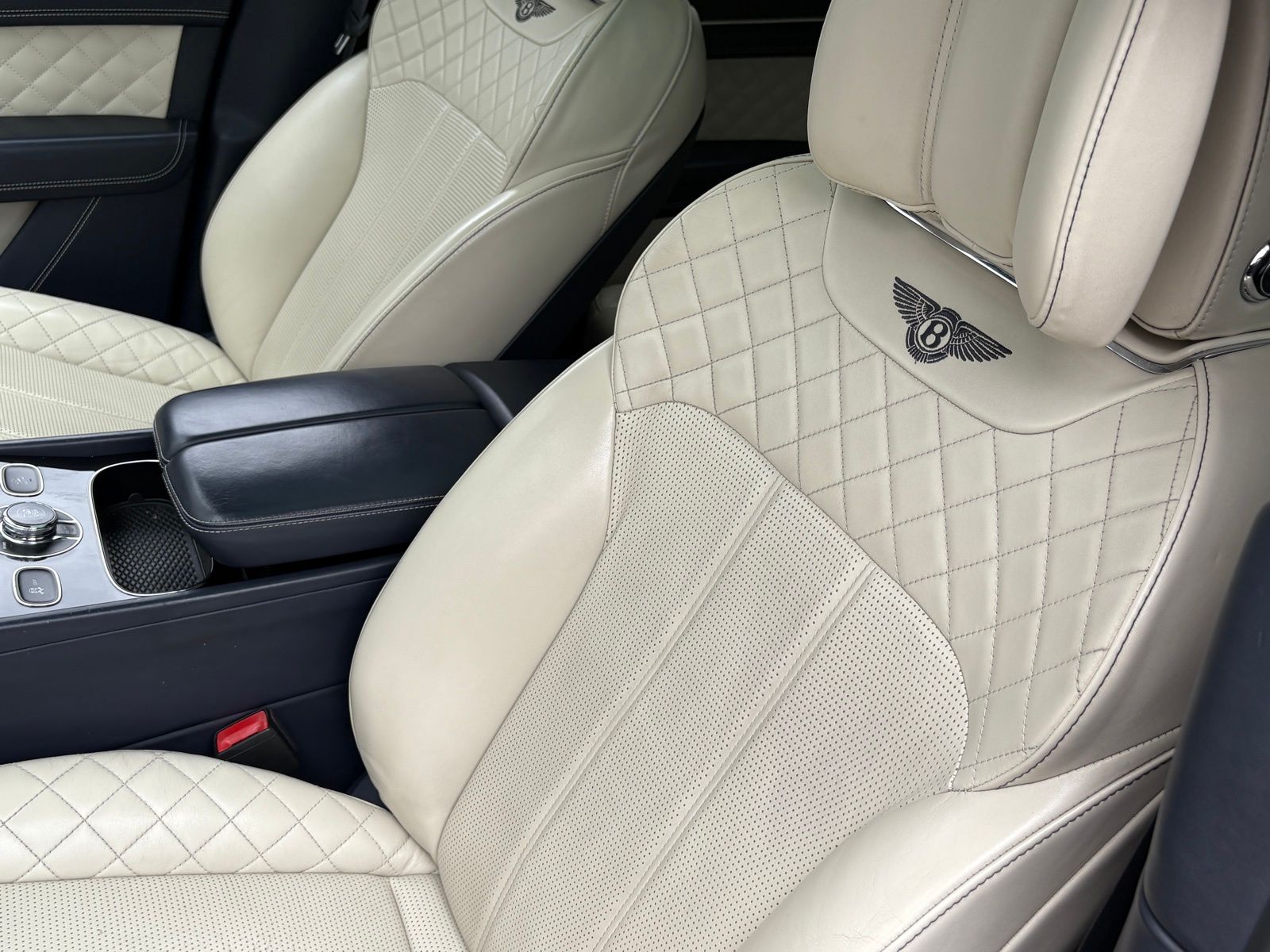 2019 Bentley Bentayga thumbnail 37