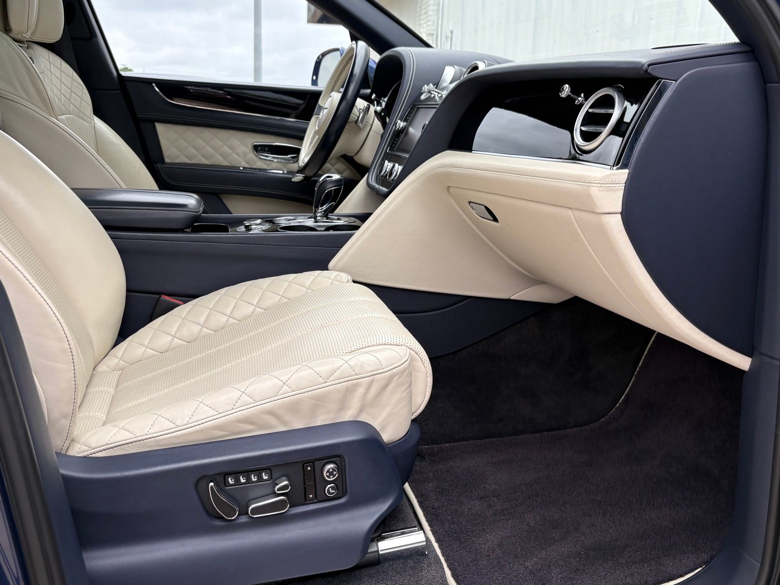 2019 Bentley Bentayga thumbnail 46