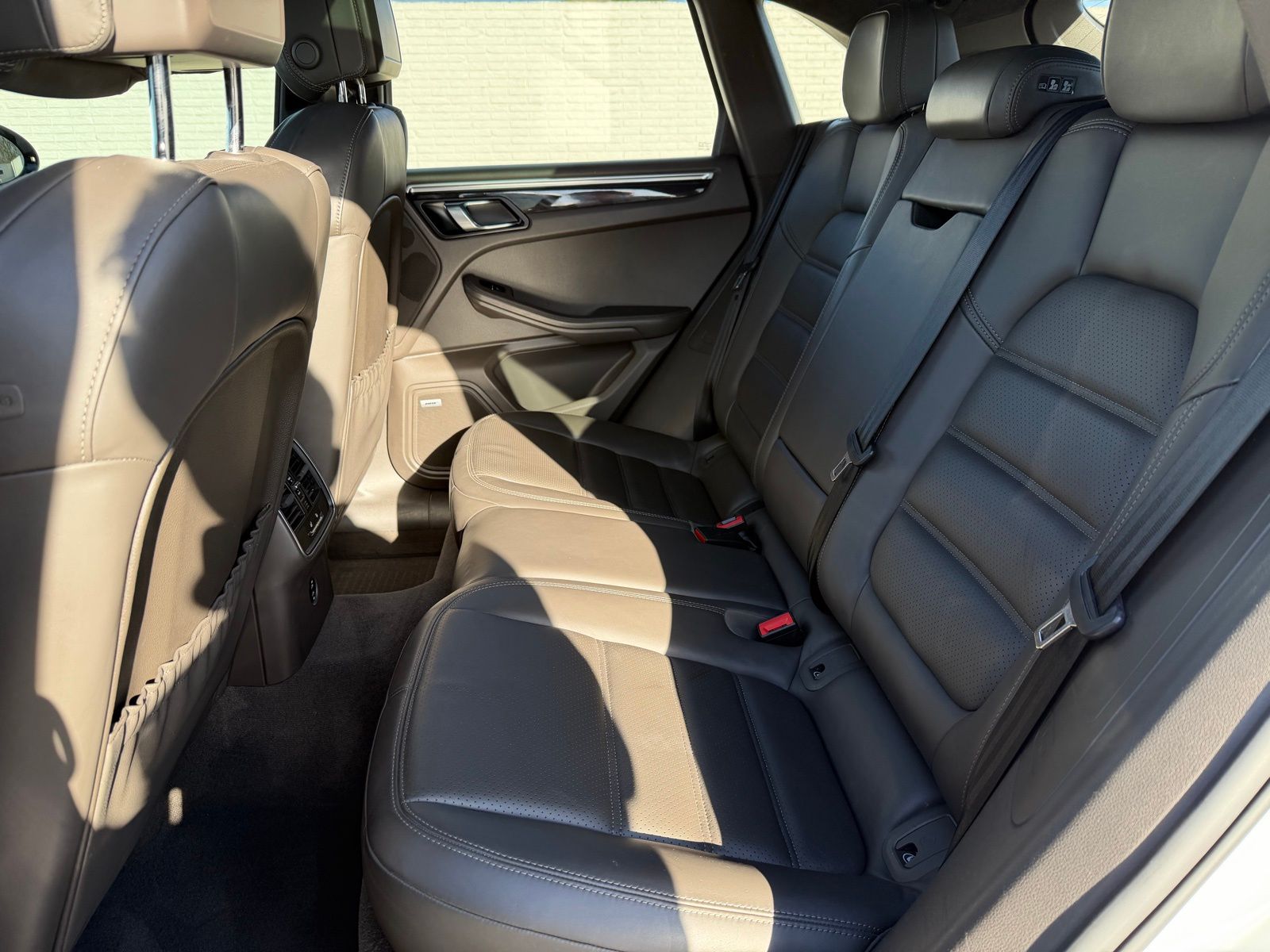 2021 Porsche Macan thumbnail 23