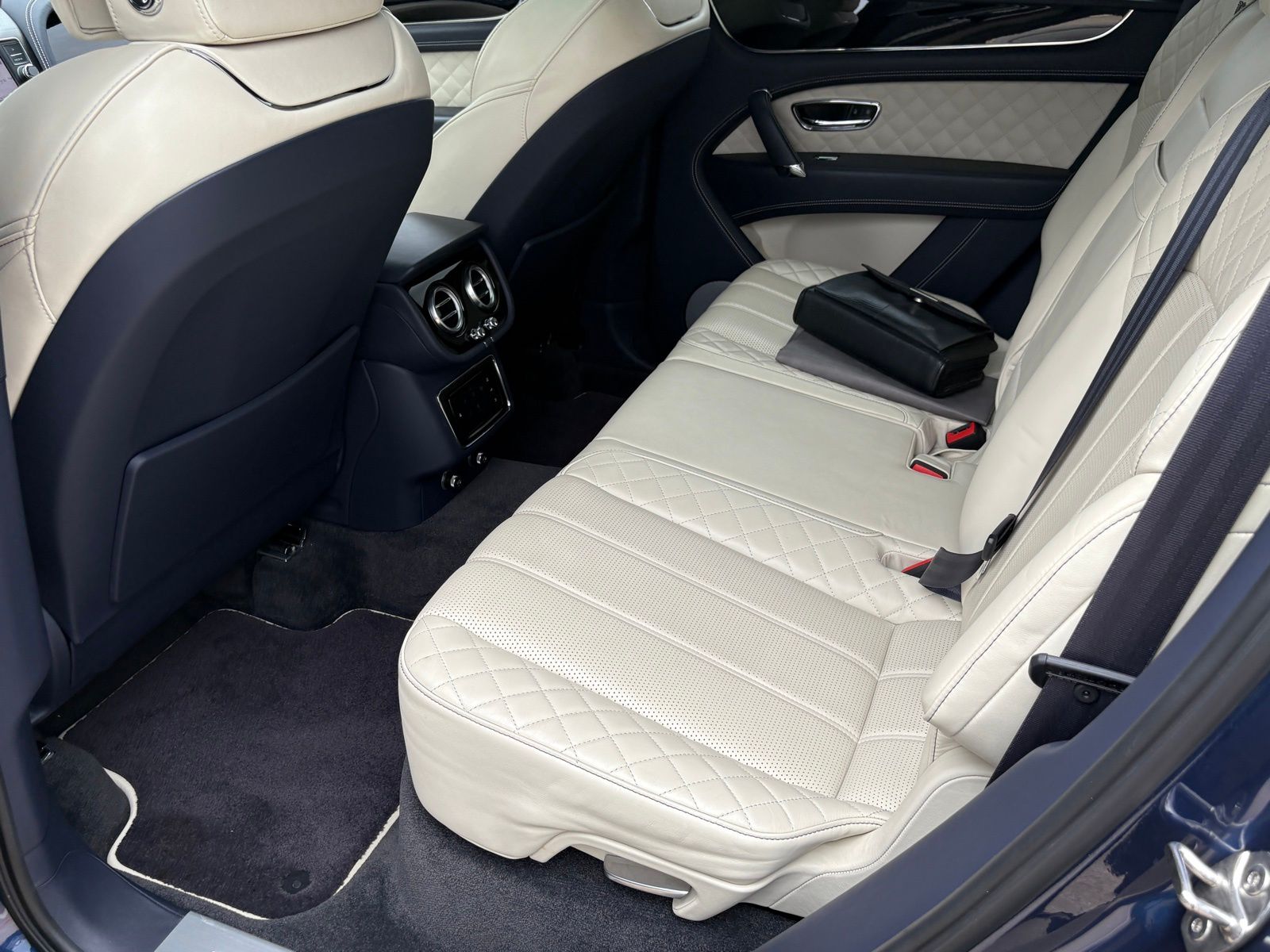 2019 Bentley Bentayga thumbnail 41