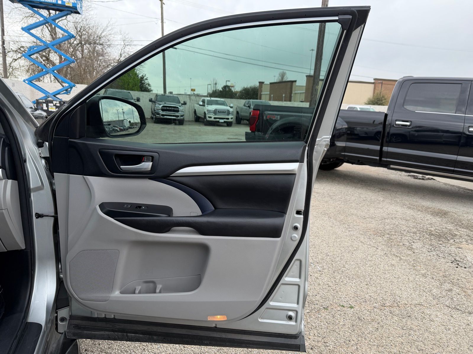 2017 Toyota Highlander thumbnail 26