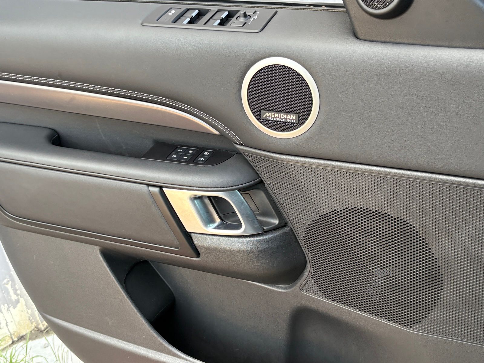 2024 Land Rover Discovery Metropolitan Edition - Photo 32