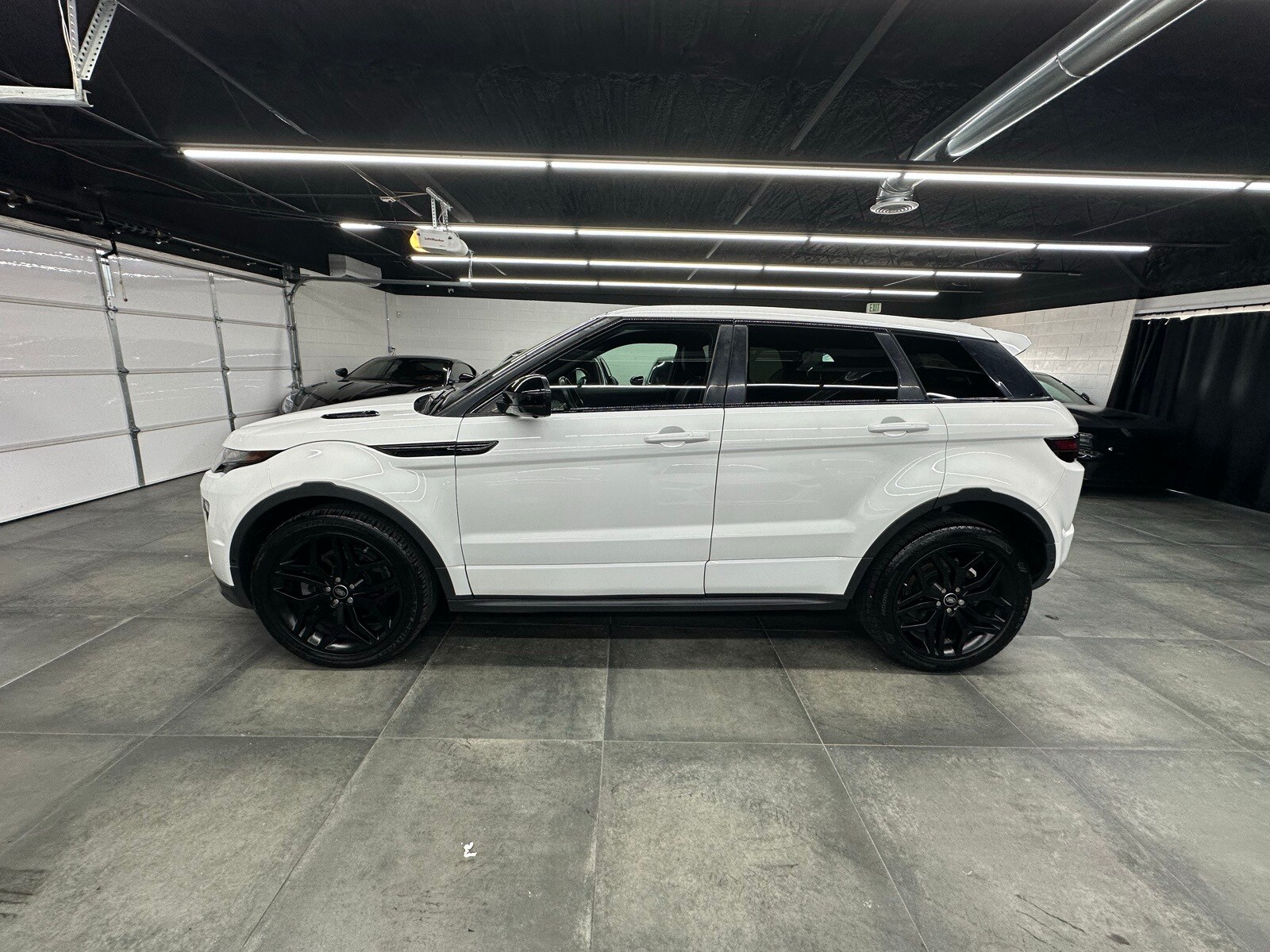 2019 Land Rover Range Rover Evoque HSE Dynamic photo 3