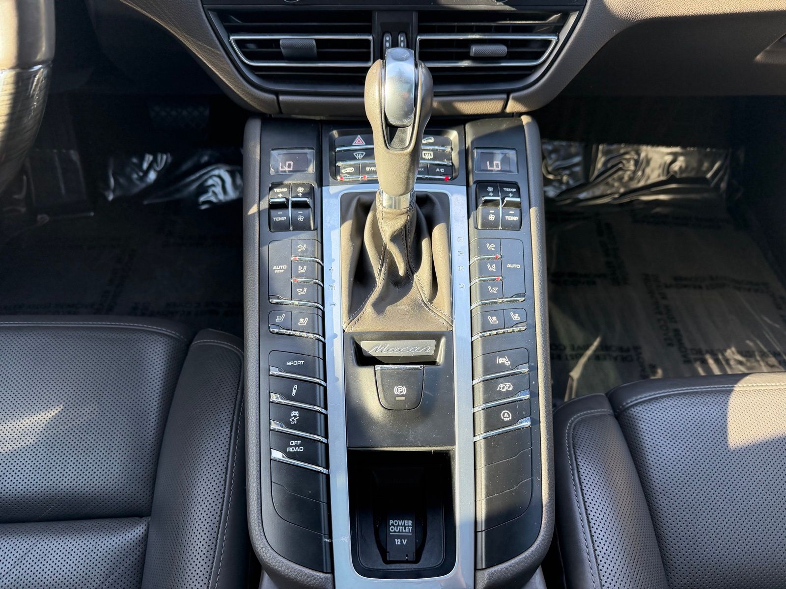 2021 Porsche Macan thumbnail 17