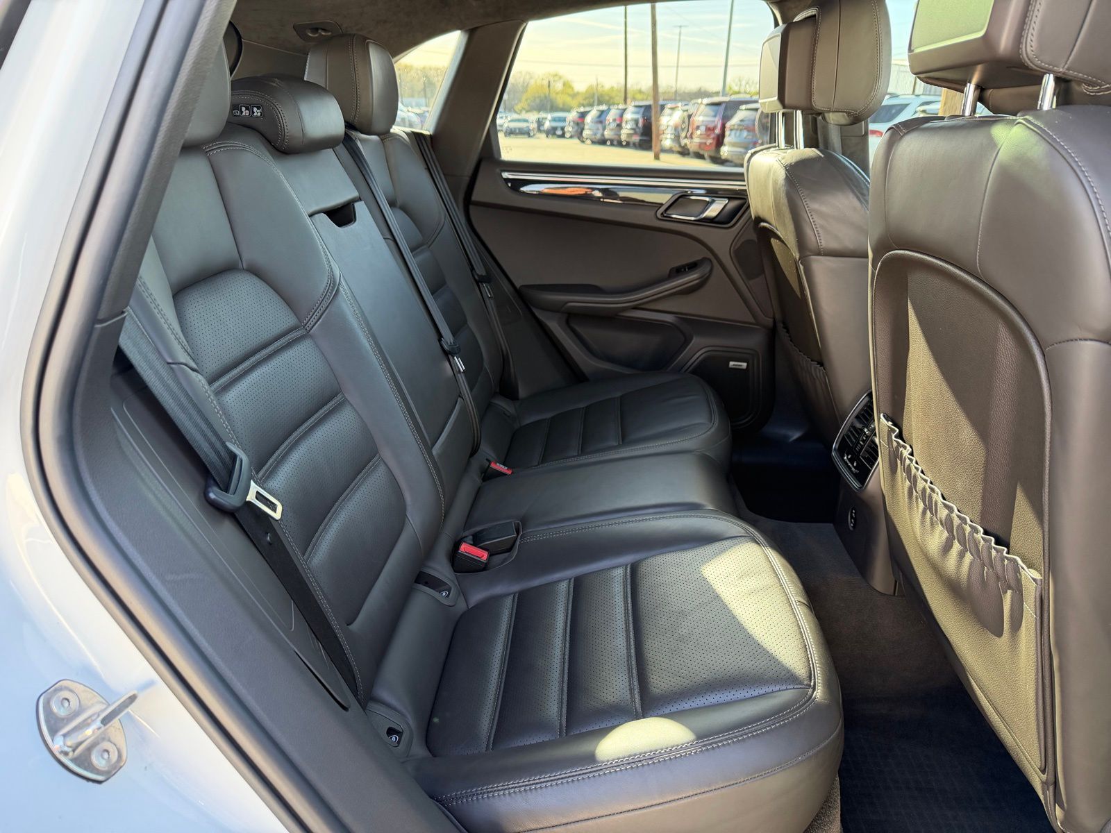 2021 Porsche Macan thumbnail 24