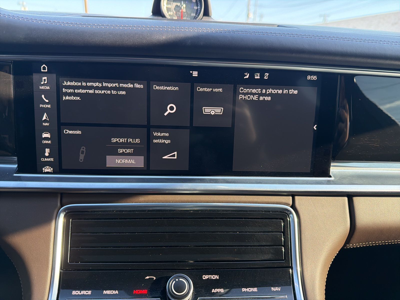 2017 Porsche Panamera thumbnail 15