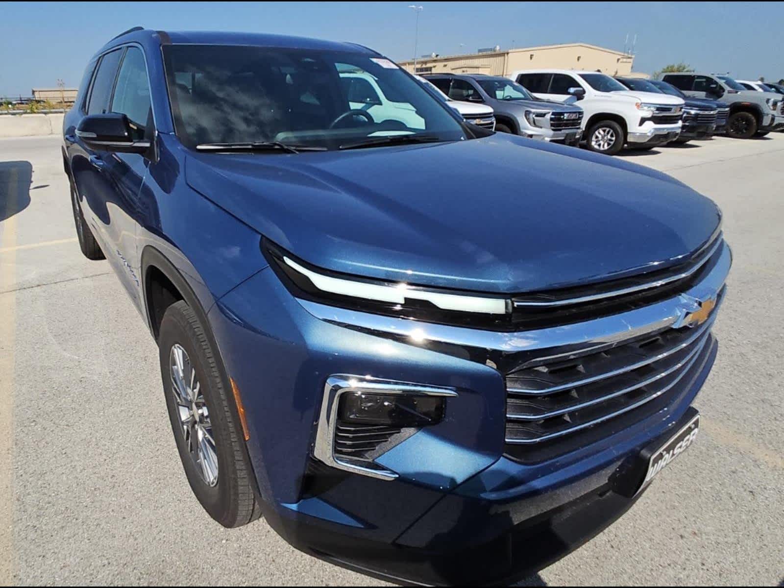 2025 Chevrolet Traverse photo 2