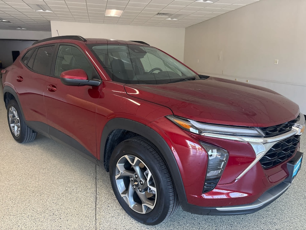 Used 2025 Chevrolet Trax LT SUV