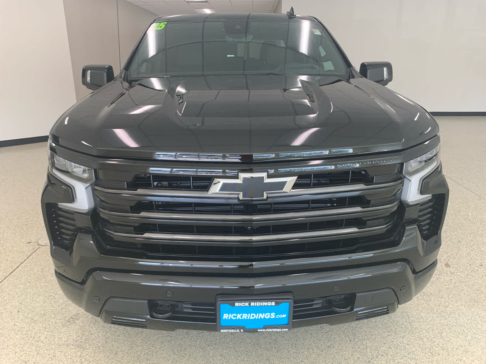 2025 Chevrolet Silverado 1500 High Country photo 2