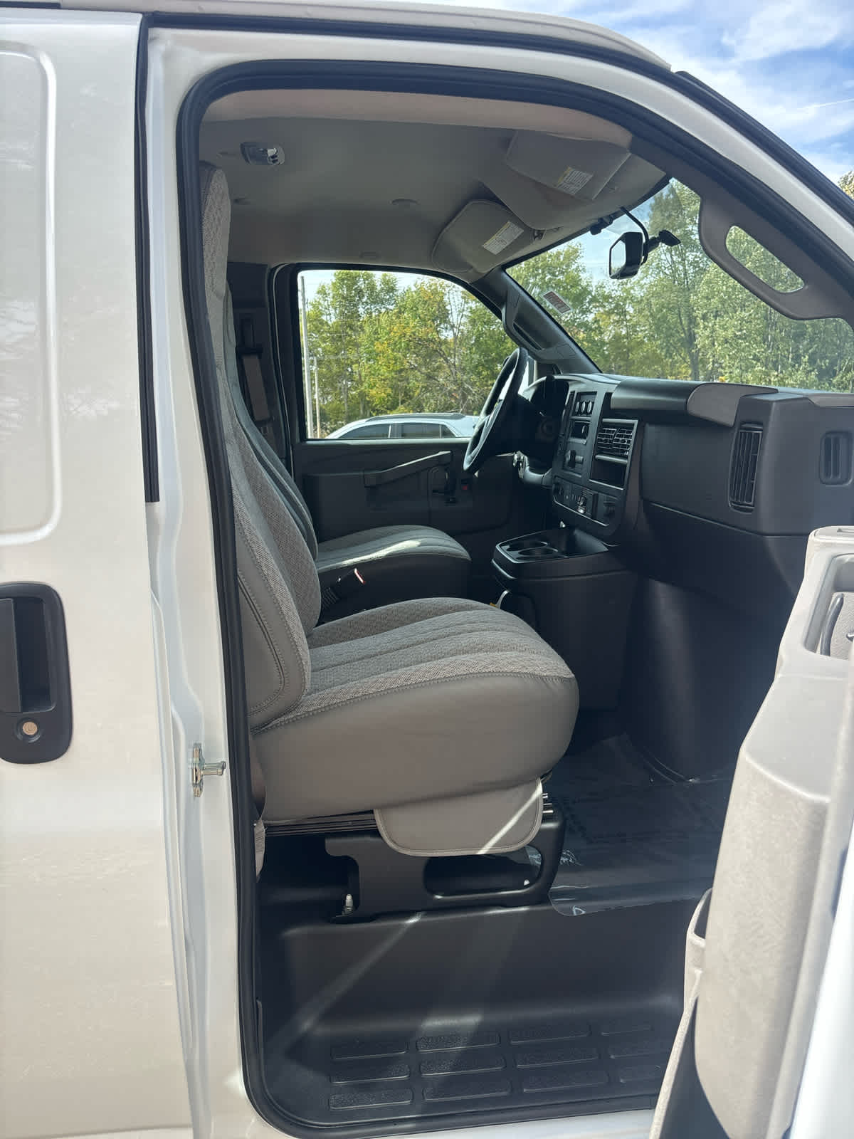 2025 Chevrolet Express Cargo Work Van - Photo 15