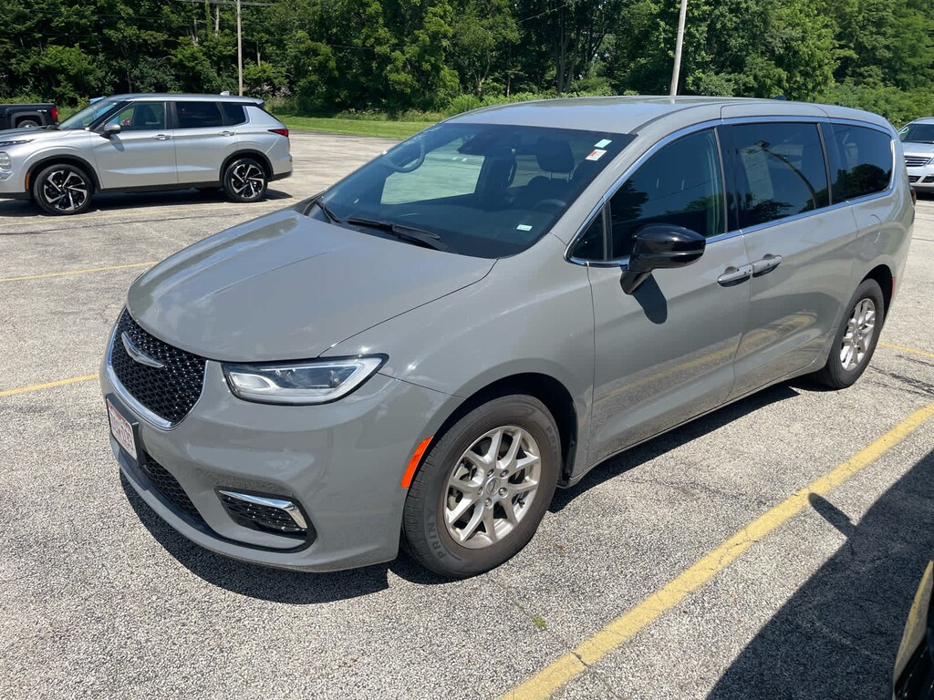 Used 2025 Chrysler Pacifica Select Van Passenger Van