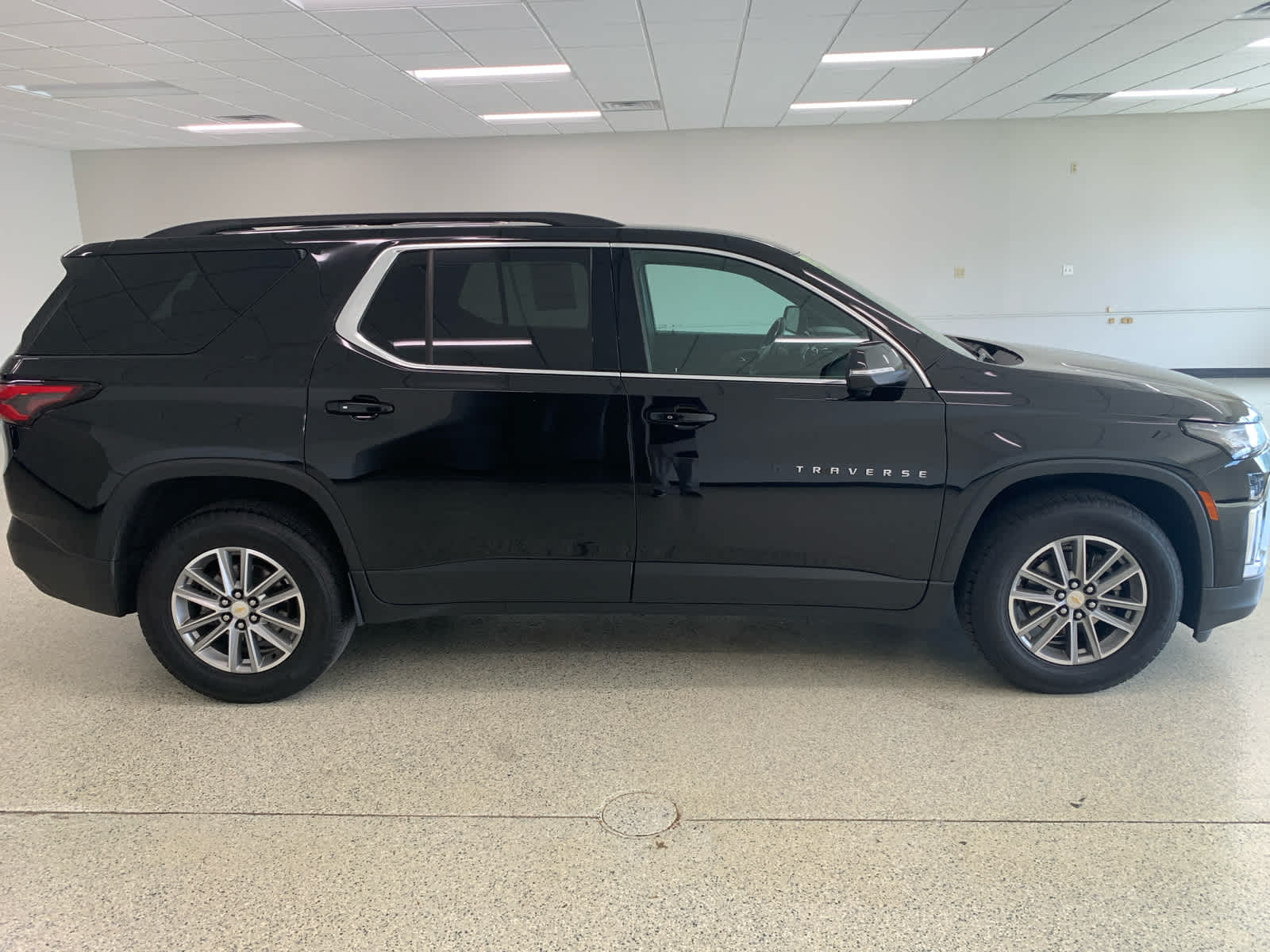 2023 Chevrolet Traverse Cloth photo 2