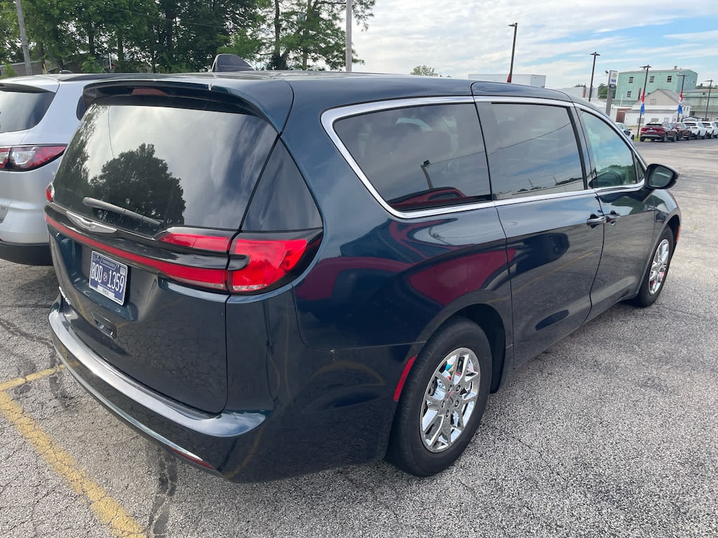 Used 2023 Chrysler Pacifica Touring L Van Passenger Van