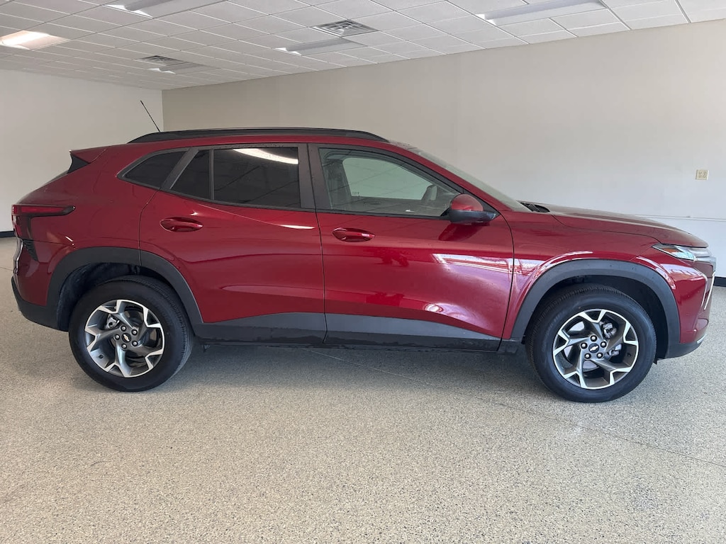 Used 2025 Chevrolet Trax LT SUV