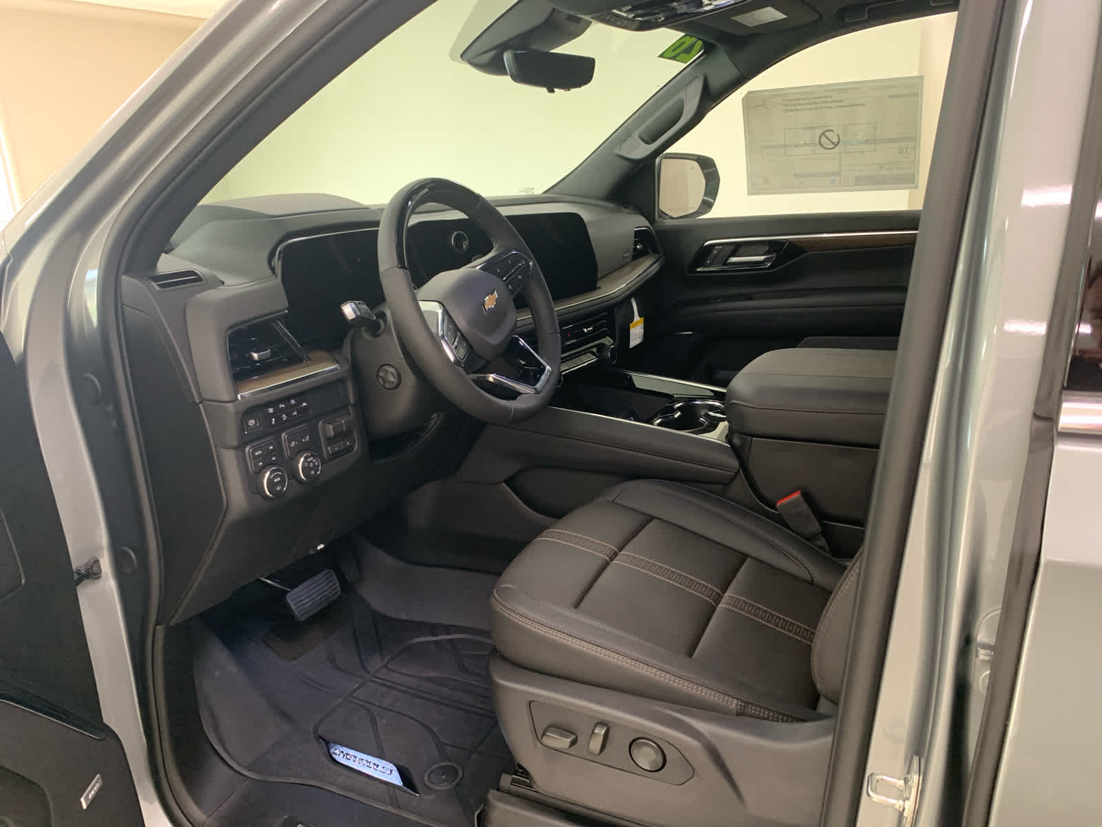 2026 Chevrolet Suburban High Country - Photo 14