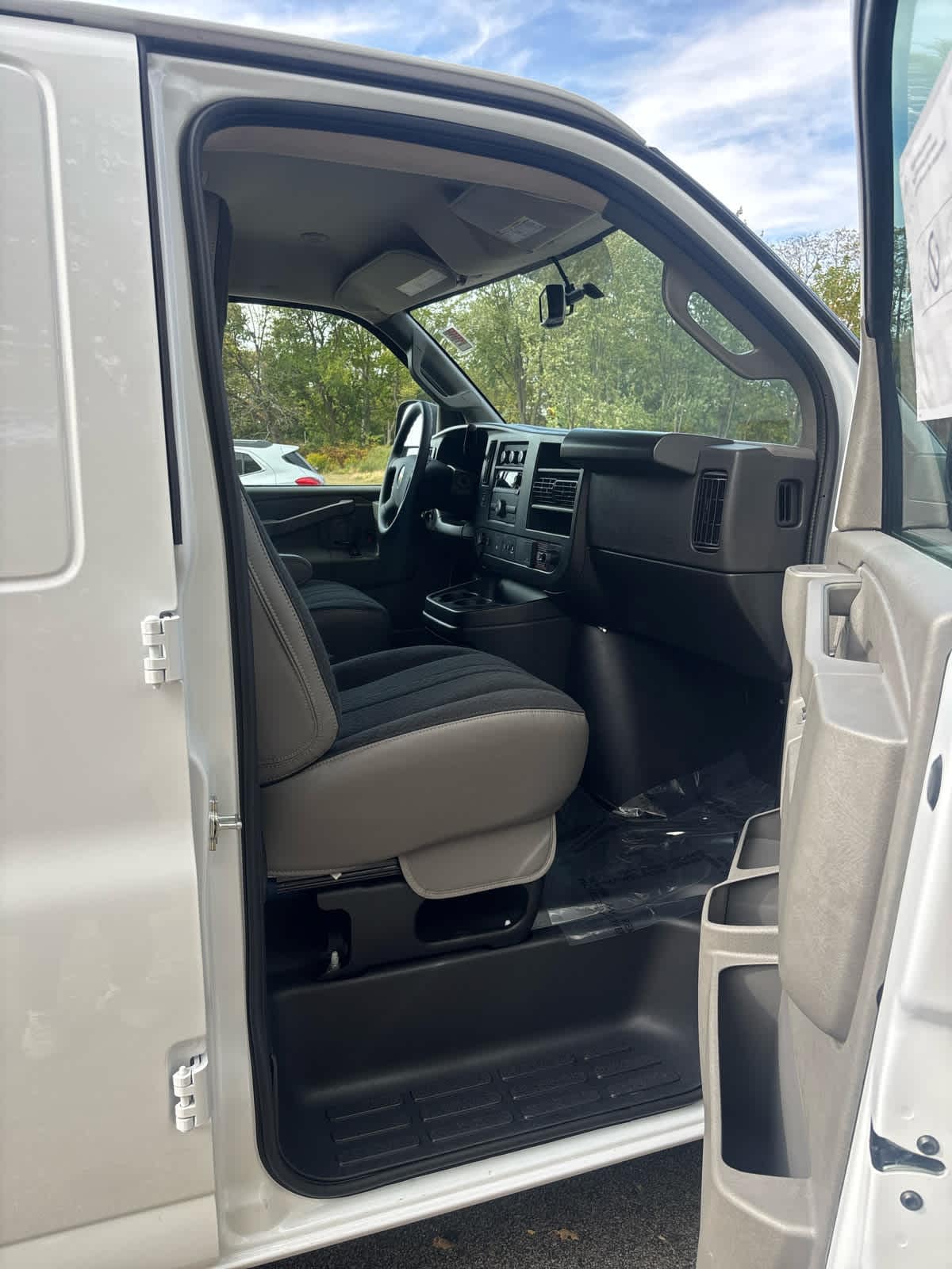 2025 Chevrolet Express Cargo Work Van - Photo 12
