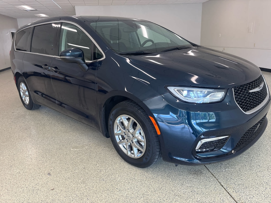 Used 2023 Chrysler Pacifica Touring L Van Passenger Van