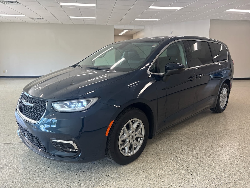Used 2023 Chrysler Pacifica Touring L Van Passenger Van