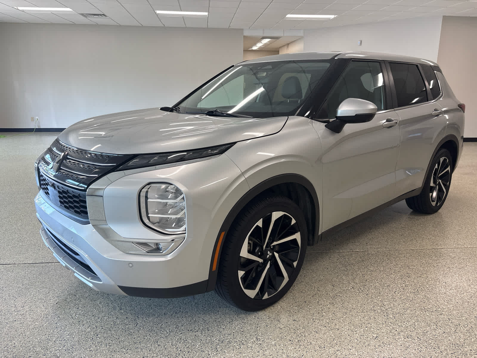 2024 Mitsubishi Outlander SE 2WD's photo