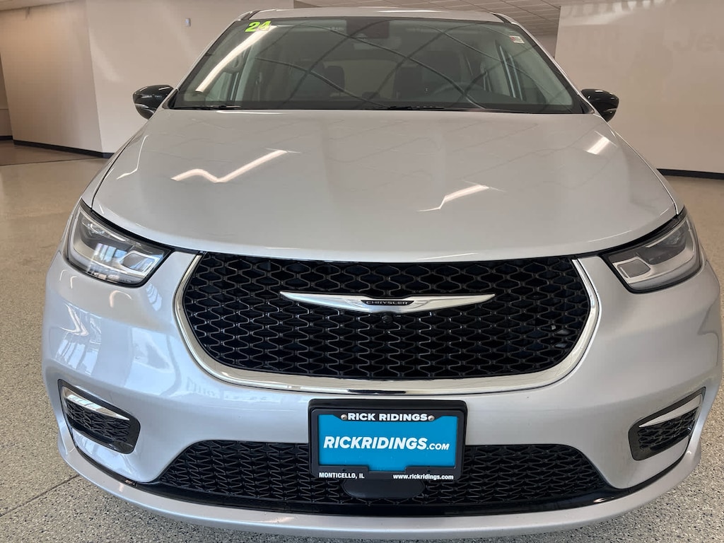 Used 2024 Chrysler Pacifica Touring L Van Passenger Van