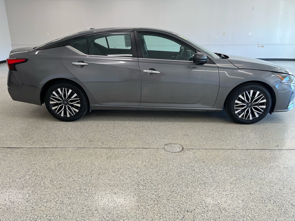 Used 2024 Nissan Altima 2.5 SV Sedan